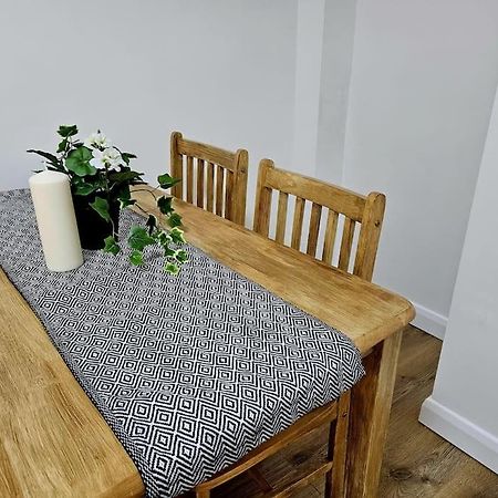 Wonderful Apartment In Wembley Londra Exterior foto