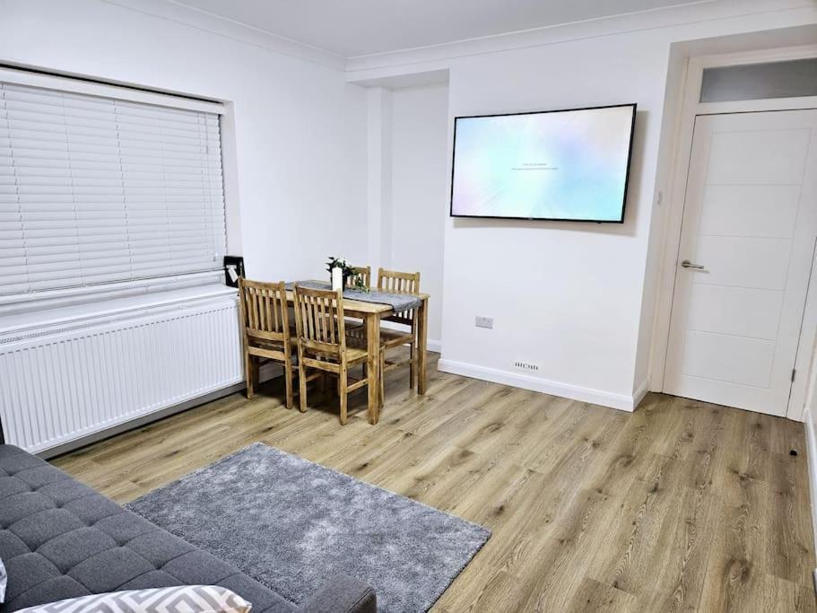 Wonderful Apartment In Wembley Londra Exterior foto