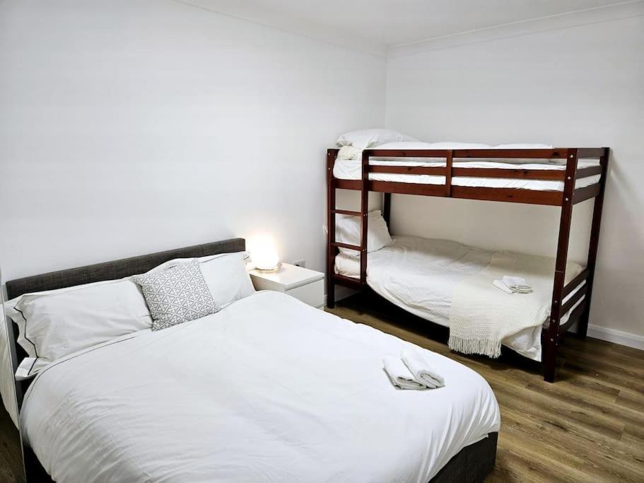 Wonderful Apartment In Wembley Londra Exterior foto