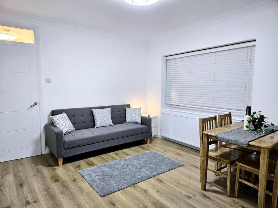 Wonderful Apartment In Wembley Londra Exterior foto