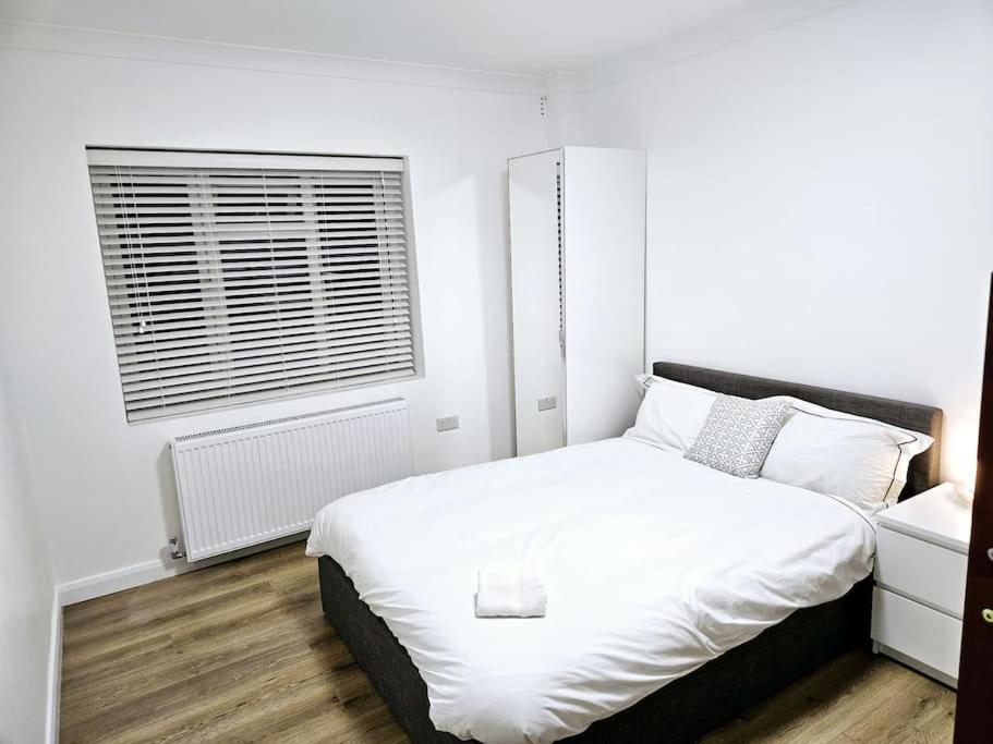 Wonderful Apartment In Wembley Londra Exterior foto
