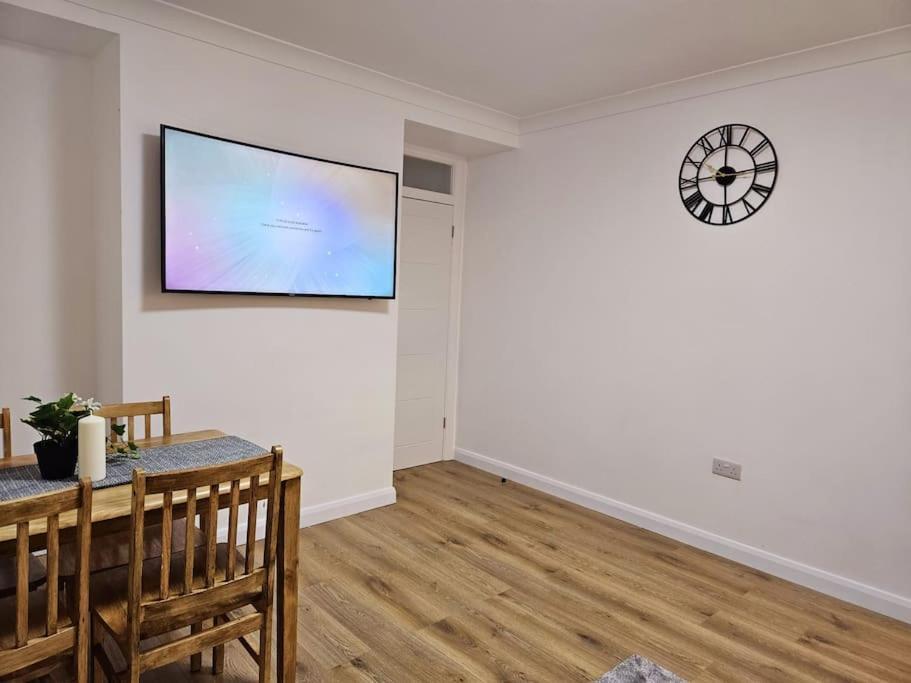 Wonderful Apartment In Wembley Londra Exterior foto