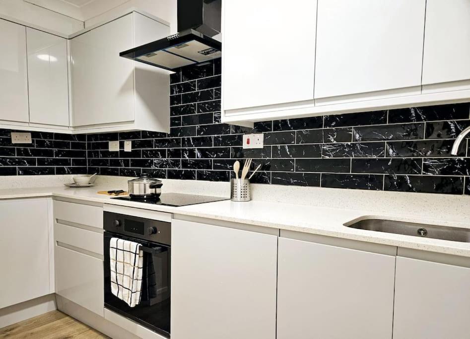 Wonderful Apartment In Wembley Londra Exterior foto